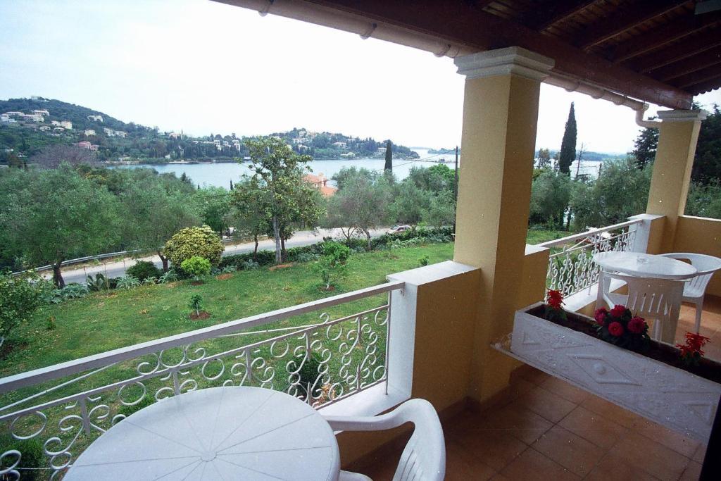 Athineos Apartments Коммено Экстерьер фото