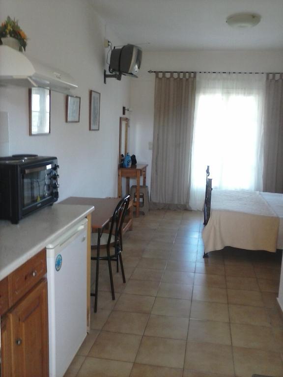 Athineos Apartments Коммено Экстерьер фото